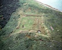 Vue du fort de l'Île Grassy, qui montre l’emplacement du fort sur le terrain le plus haut de l’île Grassy, 1989.; Parks Canada Agency / Agence Parcs Canada, 1989.