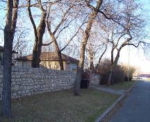 Vue de l'une des barrières de l'entrée en brique de la clôture de pierre, Brandon, 2005.; Historic Resources Branch, Manitoba Culture, Heritage, Tourism and Sport, 2005