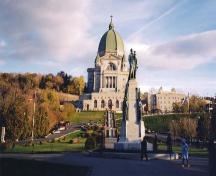 View of the Beaux-Arts style Oratory comprised of the crypt and the Basilica in its central location, 2002.; Parks Canada Agency / Agence Parcs Canada, N. Clerk, 2002.