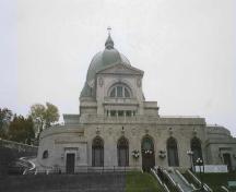 Vue of the crypt at Saint Joseph's Oratory of Mount Royal National Historic Site of Canada, showing its five equally spaced arched windows, 2002.; Parks Canada Agency / Agence Parcs Canada, N. Clerk, 2002.