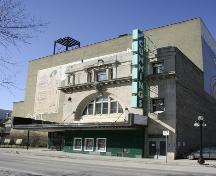 Façade principale - du nord-est du théâtre Walker, Winnipeg, 2006; Historic Resources Branch, Manitoba Culture, Heritage, Tourism and Sport, 2006
