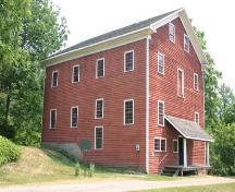 Of note are the 20 and 24 pane windows of the Otterville Mill.; Ministry of Culture, 2007.