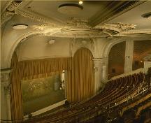 Vue de l'intérieur du théâtre Elgin, qui montre son décor de style néorenaissance et la quasi-élimination de colonnes obstruant la vue.; Parks Canada Agency / Agence Parcs Canada.