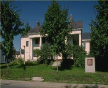 View of the main façade of Connell House, showing the siting of the house in the midst of lawns and setback from the street, 1987.; Parks Canada Agency / Agence Parcs Canada, 1987