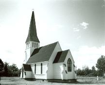 Vue en angle montrant les façades arrière et latérale de l'église anglicane Christ Church, 1980.; Parks Canada Agency/Agence Parcs Canada, 1980.