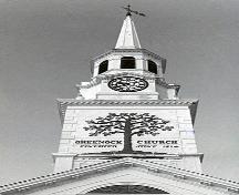 Détail du clocher de l'église Greenock, qui montre le clocher surplombant l'entrée, le fronton et les moulures, 1994.; Parks Canada Agency/Agence Parcs Canada, Katherine Spencer-Ross, 1994.