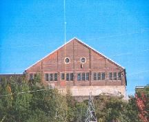 Side view of building 15, showing its high elevation and large scale, 2001.; Parks Canada Agency / Agence Parcs Canada, Jacques Pleau & Michel Pelletier, 2001.