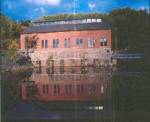 Vue latérale du bâtiment 1, montrant son implantation sur la rive, 2001; Parks Canada Agency/ Agence Parcs Canada, Jacques Pleau & Michel Pelletier, 2001