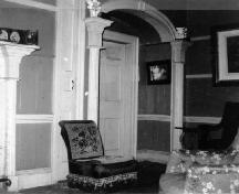 Vue intérieure de la maison Macdonell, montrant les traces des riches matériaux et des finitions intérieurs d'origine, ca. 1960.; Parks Canada Agency, Agence Parcs Canada, ca. 1960.