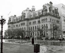 General view of Langevin Building, 1987.; Agence Parcs Canada / Parks Canada Agency, Ian Doull, 1987.