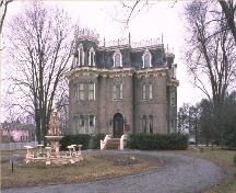General view of Glanmore / Phillips-Faulkner House, showing the circular driveway approaching the house, 1990.; Parks Canada Agency/ Agence Parcs Canada, 1990