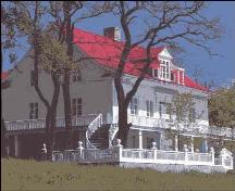 General view of Chapais House, showing its symmetrically arranged main façade with representative 19th-century elements including the large balconies surrounding the first floor, and curved staircases leading to the terraces, 2008.; Parks Canada Agency / Agence Parcs Canada, 2008.