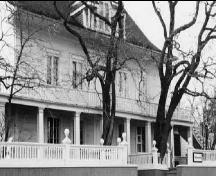 General view of Chapais House, showing the original placement of doors and windows including the multi-paned casement windows, 1940.; Archives de la Société historique de la Côte-du-Sud, 1940.