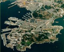 Photo aérienne des Sites navals d'Esquimalt, qui montre l'emplacement et la situation du site, entourant le port d'Esquimalt, 2001.; Parks Canada Agency / Agence Parcs Canada, 2001.