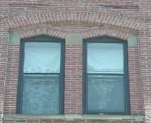 Cette photographie montre les fenêtres jumelées à arche pointue, 2005; City of Saint John