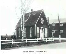 Cette image montre l'église avant l'addition de l'entrée en 1950; Équipe de recherche sur la valorisation du patrimoine