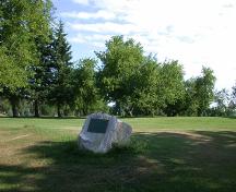 Cette image montre la plaque commémorative et le terrain du site qui est actuellement utilisé comme terrain de golf.; PNB 2005