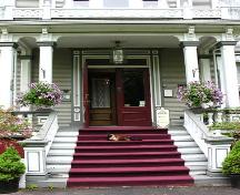 Detail of main entrance, Queen Anne Inn, Annapolis Royal, NS, 2005.; Heritage Division, NS Dept. of Tourism, Culture and Heritage, 2005