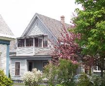 Vue du côté sud de la maison, montrant le pignon, le porche et l'entrée latéral; City of Fredericton