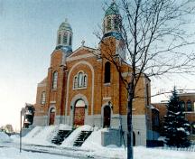 General view of St. George Antiochian Orthodox Church, showing the symmetrical façade, central dome and paired towers with cupolas.; Parks Canada Agency / Agence Parcs Canada.