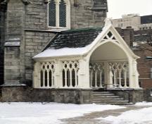 Vue du porche d'entrée de l'église presbytérienne St. Paul / ancienne église St. Andrew, qui montre son toit très incliné et sa boiserie recherchée, 1994.; Parks Canada Agency / Agence Parcs Canada, J. Butterill, 1994.