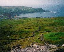 View of the Walled Landscape of Grates Cove, showing the treeless headland and its excellent views towards the ocean, evocative of the residents’ relationship with the sea and land.; Parks Canada Agency / Agence Parcs Canada.