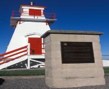 Vue du monument et de la plaque de la Commission des lieux et monuments historiques du Canada identifiant le fort Amherst, 1984.; Parks Canada Agency / Agence Parcs Canada, I.K. MacNeil, 1984.