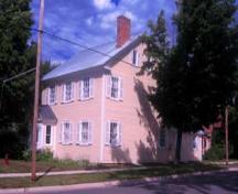 Image montrant la façade sud et la façade avant de cette demeure qui occupe un grand terrain en angle des rues Smythe et Charlotte; City of Fredericton