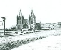 Vue générale de l'église catholique St. Patrick, qui montre son léger retrait par rapport à la rue, 1914.; Parks Canada Agency / Agence Parcs Canada, 1914.