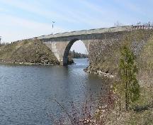 Vue générale du lieu historique national du Canada du Pont-de-Béton-en-Arc-du-Lac-Canal, 2005.; Parks Canada/Parcs Canada 2005.
