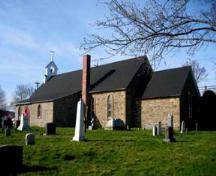 Image montrant la façade arrière et le cimetière; City of Fredericton