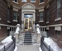 Main entrance of the Congress Apartments, Winnipeg, 2006; Historic Resources Branch, Manitoba Culture, Heritage, Tourism and Sport, 2006
