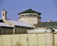 View of the central block of Kingston Penitentiary, showing the central octagonal drum and dome, 1994.; Parks Canada Agency / Agence Parcs Canada, J. Butterill, 1994.