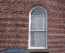 Cette photographie montre la fenêtre à arc en plein cintre sur la façade sud de l'édifice, 2007; Town of St. Andrews
