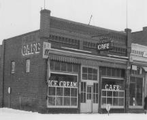 Image d'archive de la façade principale de l'ancien lieu du Rex Café, le bâtiment ayant autrefois occupé l'actuel 125ème Parc Commémoratif, Carberry, 1942.; Carberry Plains Archives, 1942