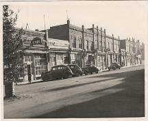 Image d'archive de l'ancien lieu du Rex Café (vue générale de la gauche), le bâtiment ayant autrefois occupé l'actuel 125ème Parc Commémoratif, Carberry, 1944.; Carberry Plains Archives, 1944