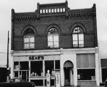 Image d'archive - de l'est du bâtiment Charlie Sear, Carberry, environ 1965; Carberry Plains Archives, ca. 1965