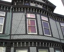 Cette photographie montre les lignes de toit en consoles et l'étroite fenêtre en saillie sur la façade avant, 2007; City of Saint John