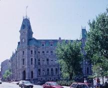 General view of the Québec Court House National Historic Site of Canada, showing its Second Empire Style, 1993.; Parks Canada/Parcs Canada, 1993