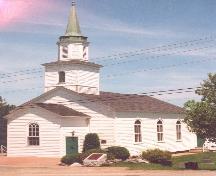 View of St. Luke's Anglican Church, showing its rectangular volume with steeple, 2003.; Agence Parcs Canada / Parks Canada Agency, 2003.