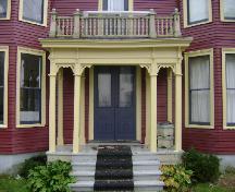 Cette photographie montre le portique détaillé de la résidence, 2008; Town of St. Andrews