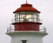 Vue du phare, qui montre la lanterne cylindrique en fer, 2003.; Peter Hsu, 2003.