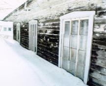 Vue en angle de la façade arrière du palais de justice de l'Isle-Verte montant les fenêtres à carreaux, vers 1996.; Parks Canada Agency/ Agence Parcs Canada, Ethnotech Inc, ca./vers 1996.