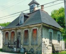 Corner view of L'Isle-Verte Court House, showing the building state before de restoration, 1996.; Agence Parcs Canada / Parks Canada Agency, Ethnotech Inc., 1996.