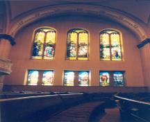 Vue de l'intérieur du lieu historique national du Canada de l'Église-Erskine and American (Temple-de-l'Église Unie) montrant les vitraux religieux Tiffany, 1997.; Agence Parcs Canada / Parks Canada Agency, R. Goodspeed, 1997.