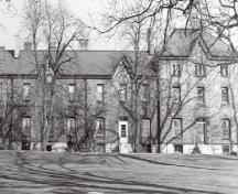 General view of Wolseley Barracks, showing the treed landscaping of its immediate setting.; Parks Canada Agency / Agence Parcs Canada.