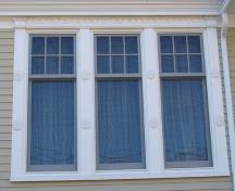 Cette image montre les fenêtres tripartites sur la façade avant; City of Saint John