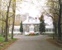 Vue de Monklands / Couvent-Villa Maria, montrant sa situation, en retrait de la rue sur un terrain paysager, 1998.; Parks Canada Agency / Agence Parcs Canada, 1998