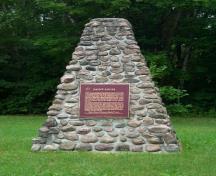 General view of the Historic Sites and Monuments Board of Canada plaque and cairn at Saint-Louis Mission, 2003.; Parks Canada Agency / Agence Parcs Canada, 2003.