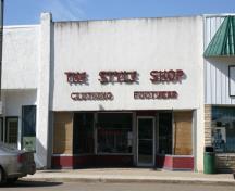 Façade principale - de l'est du Style Shop, Carberry, 2008; Historic Resources Branch, Manitoba Culture, Heritage and Tourism, 2008